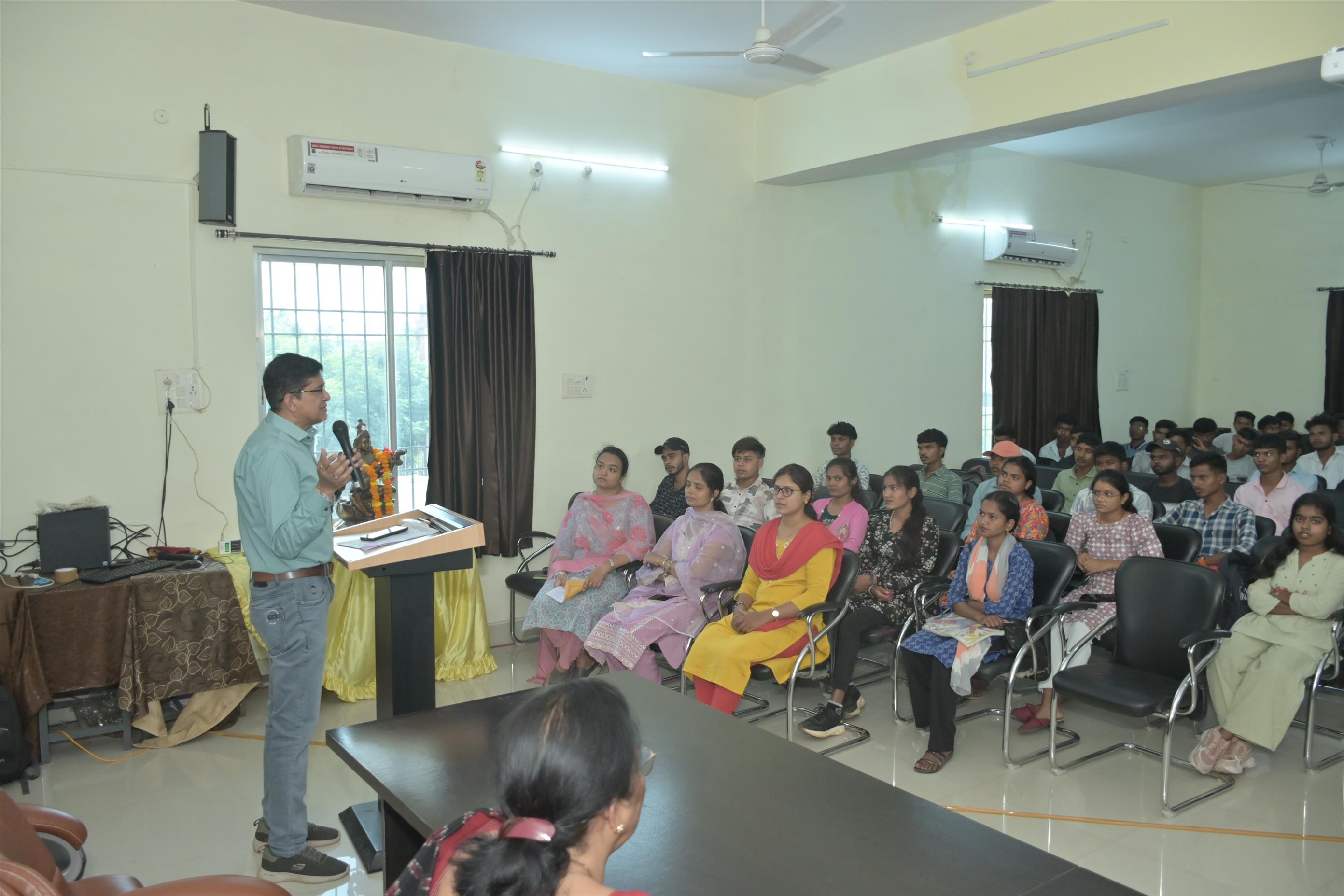 शासकीय शिवनाथ विज्ञान महाविद्यालय, राजनांदगांव में दीक्षारंभ समारोह का आयोजन