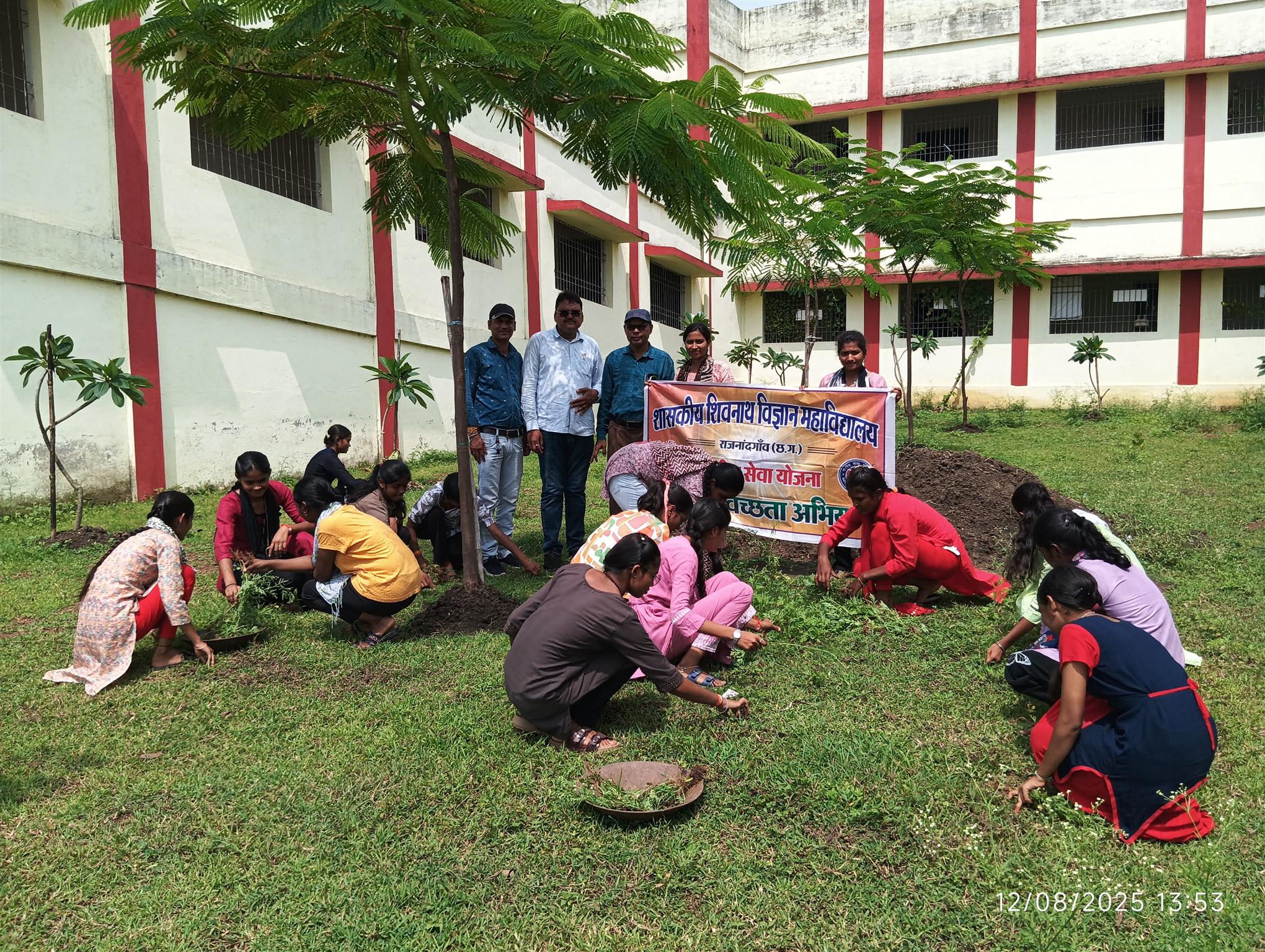 अंतरराष्ट्रीय युवा दिवस के अवसर पर शासकीय शिवनाथ साइन्स कॉलेज राजनांदगांव में स्वच्छता अभियान के तहत कॉलेज परिसर में उगे  घास पूस ,खरपतवार, व प्लास्टि