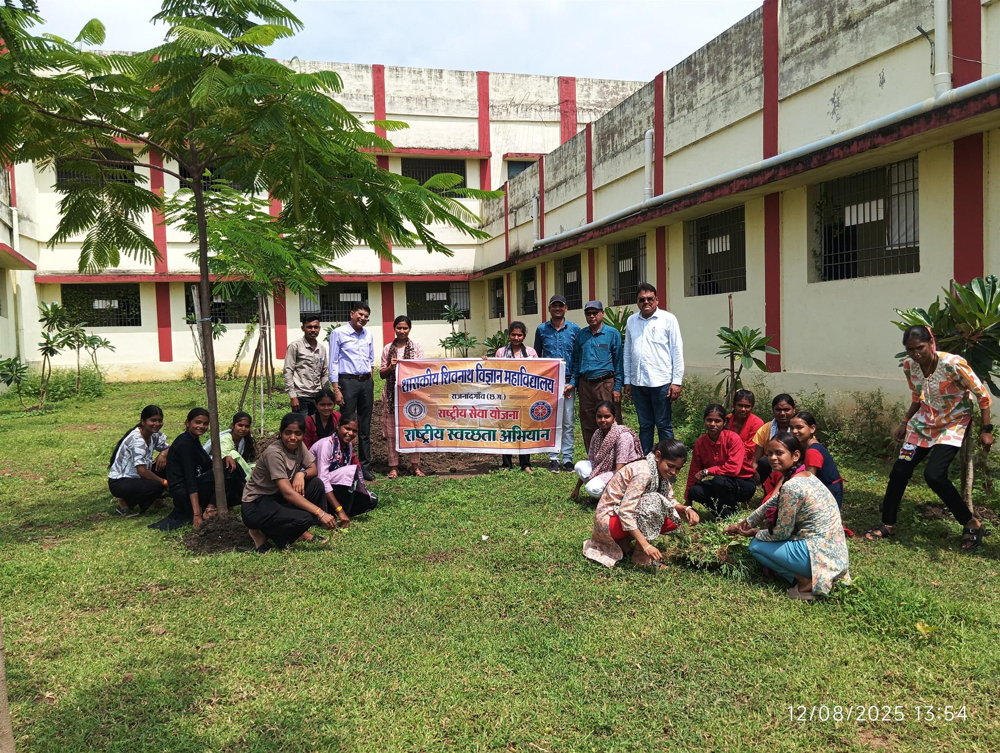 अंतरराष्ट्रीय युवा दिवस के अवसर पर शासकीय शिवनाथ साइन्स कॉलेज राजनांदगांव में स्वच्छता अभियान के तहत कॉलेज परिसर में उगे  घास पूस ,खरपतवार, व प्लास्टि