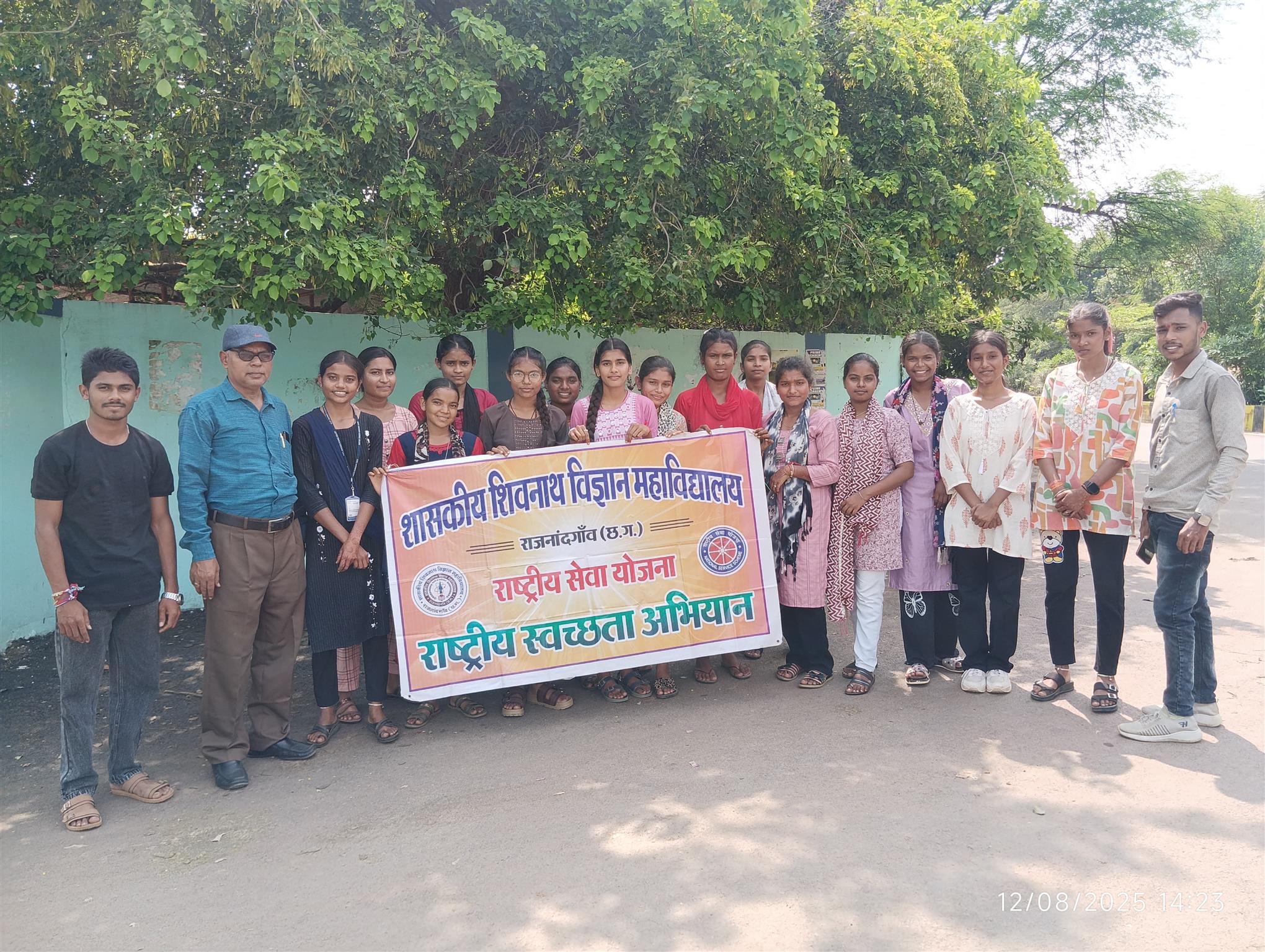 अंतरराष्ट्रीय युवा दिवस के अवसर पर शासकीय शिवनाथ साइन्स कॉलेज राजनांदगांव में स्वच्छता अभियान के तहत कॉलेज परिसर में उगे  घास पूस ,खरपतवार, व प्लास्टि